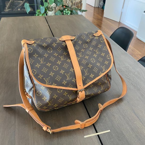 LOUIS VUITTON Saumur 35 Crossbody Messenger Handbag - Picture 2 of 15
